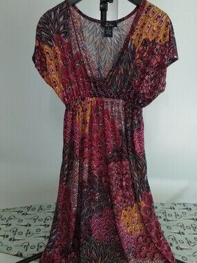5th & Love Black and Pink Paisley V-Neck Top